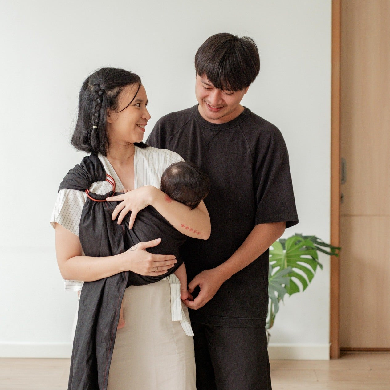 Ring Sling Linen Black - Gendongan Bayi